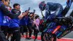 Pembalap Yamaha Racing Indonesia, Wahyu Nugroho melakukan selebrasi 'stoppie' bersama timnya saat merayakan podium kedua Race 1 SS600 Asia Road Racing Championship (ARRC) Mandalika 2025 di Sirkuit Internasional Mandalika, Lombok, Nusa Tenggara Barat, Sabtu (30/08/2025). (Bola.com/Bagaskara Lazuardi)