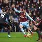 Gelandang Burnley, Johann Berg Gudmundsson saat mencoba melewati penjagaan pemain Arsenal. (Paul ELLIS / AFP )