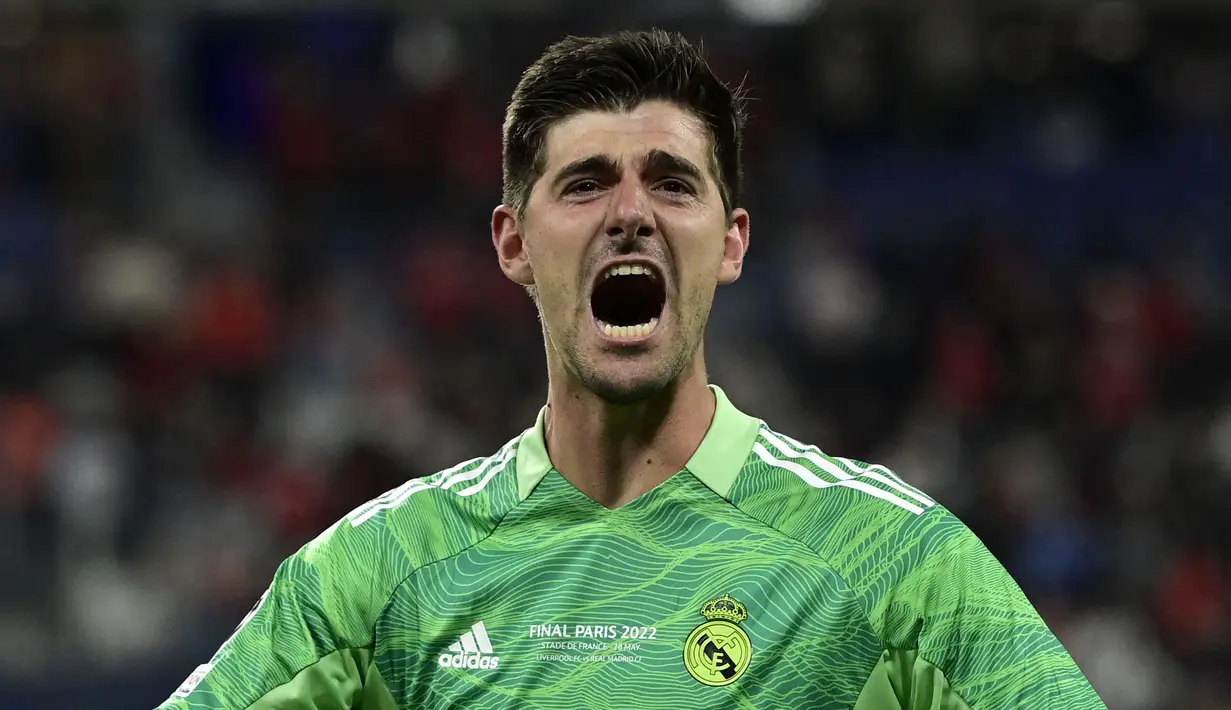 Kiper Real Madrid, Thibaut Courtois melakukan selebrasi usai berhasil memenangkan laga final Liga Champions antara Liverpool melawan Real Madrid yang berlangsung di Stade de France, Saint Denis, Sabtu, 28 Mei 2022 waktu setempat. (AFP/Javier Soriano)