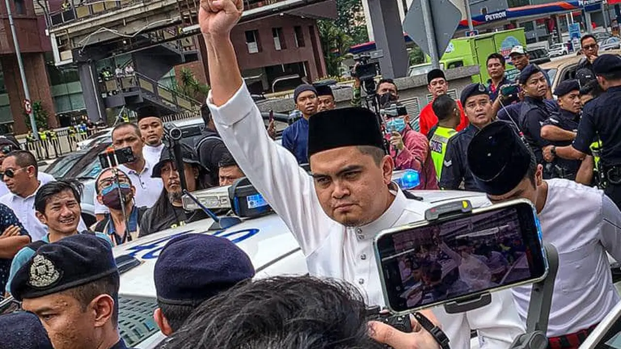 Aksi demonstrasi yang dilakukan oleh Pemuda UMNO di Kantor Kedutaan Besar AS di Kuala Lumpur Malaysia setelah seorang komedian asal Singapura Jocelyn Chia membuat candaan tentang pesawat MH370. (Dok: Twitter/@NewsBFM)