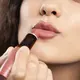 Lip contouring memanfaatkan permainan garis, warna, dan cahaya untuk menciptakan ilusi bibir yang tampak lebih penuh dan berdimensi tanpa prosedur tambahan. (Foto/Dok: Magnific)