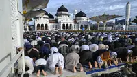 Umat Muslim melaksanakan sholat Idul Fitri yang menandai berakhirnya bulan suci Ramadhan di Masjid Raya Baiturrahman di Banda Aceh pada 2 Mei 2022. (AFP/CHAIDEER MAHYUDDIN)