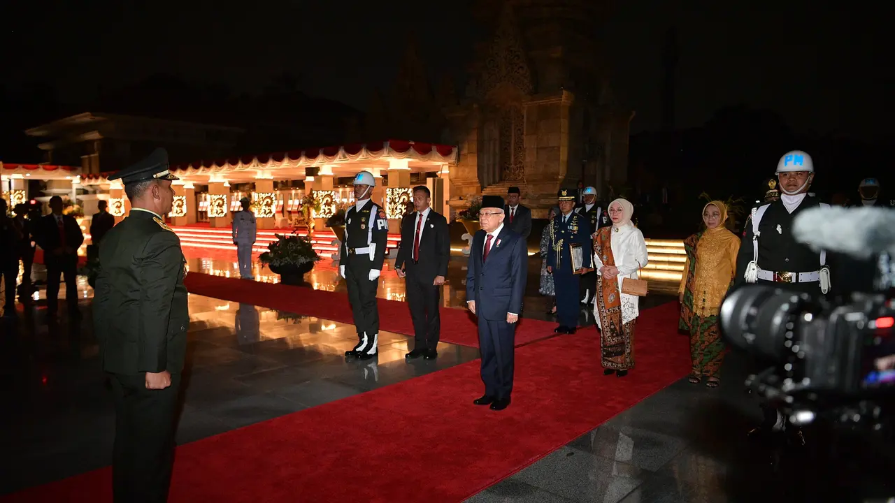 Wakil Presiden (Wapres) Ma’ruf Amin memimpin Upacara Apel Kehormatan dan Renungan Suci (AKRS) dalam rangka Peringatan Hari Ulang Tahun Ke-79 Kemerdekaan Republik Indonesia di Taman Makam Pahlawan Nasional Utama, Kalibata, Jakarta Selatan, Jumat tengah mal
