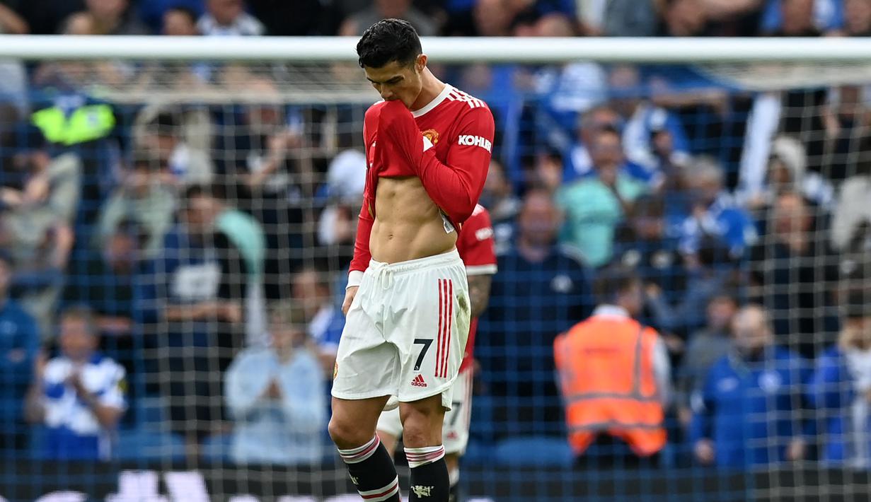 Cristiano Ronaldo. Manchester United yang hanya finis di posisi ke-6 di Liga Inggris musim 2021/2022 otomatis kehilangan kesempatan untuk berlaga di Liga Champions musim depan. Hal inilah yang membuat Cristiano Ronaldo yang baru semusim bergabung kembali dengan Setan Merah usai petualangannya bersama Real Madrid dan Juventus bisa saja meninggalkan Old Trafford untuk bergabung dengan klub yang memberinya kesempatan berlaga di kasta tertinggi kompetisi sepak bola Eropa. (AFP/Glyn Kirk)