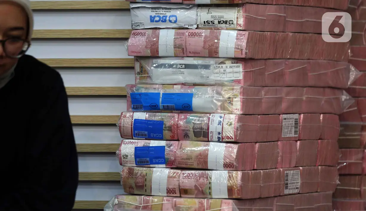 Tumpukan uang pecahan Rp 100.000 memenuhi panggung ruang konferensi pers di Gedung Merah Putih KPK. Tampak dalam foto, tumpukan uang sebesar Rp 300 miliar dipamerkan di gedung Merah Putih Komisi Pemberantasan Korupsi (KPK), Jakarta, Kamis (20/11/2025). (Liputan6.com/Helmi Fithriansyah)