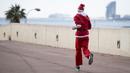 Seorang pelari berkompetisi dalam acara fun run 5 km yang berlangsung di Barcelona, Spanyol pada Minggu (22/12/2024) waktu setempat. Acara tersebut menjadi salah satu bentuk menyambut hari Natal. (AFP/Josep Lago)