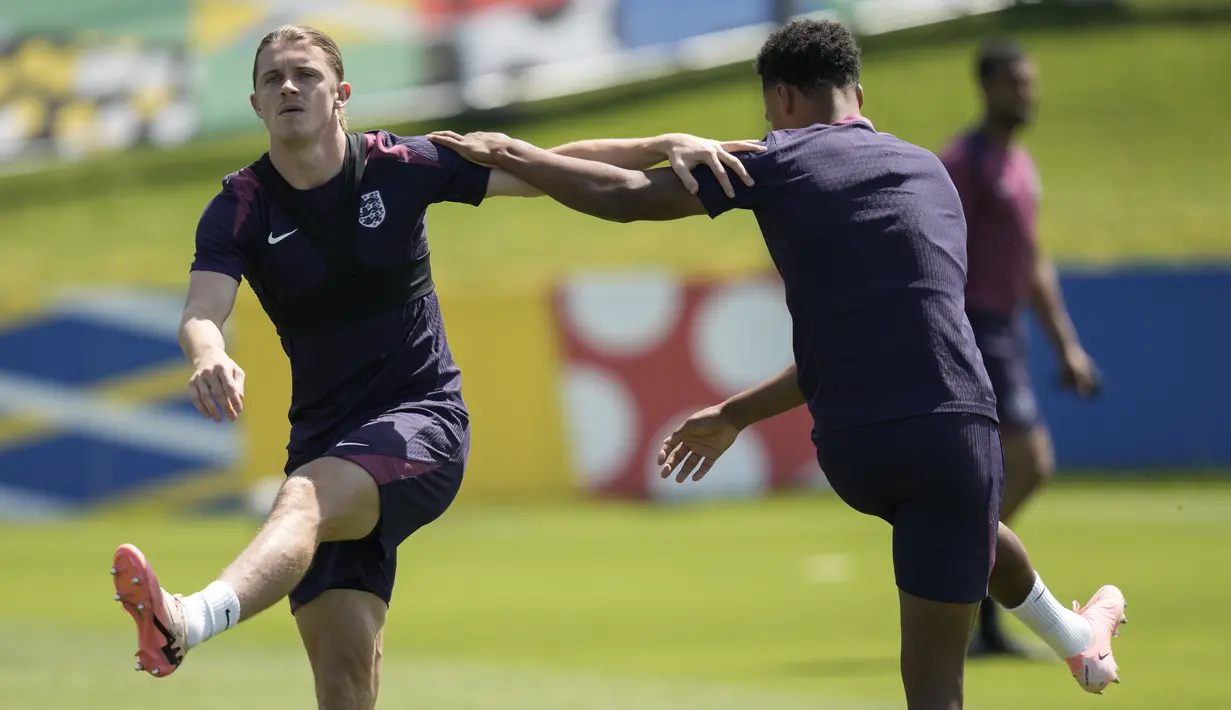 Gelandang Inggris Conor Gallagher (kiri) mengikuti sesi Latihan menjelang semifinal Euro 2024 di Blankenhain, Jerman, Selasa (9/7/2024). (AP Photo/Thanassis Stavrakis)