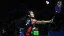 Pebulu tangkis tunggal putri Indonesia, Gregoria Mariska Tunjung berusaha mengembalikan kok ke arah Ratchanok Intanon (Thailand) di babak 16 besar Indonesia Open 2019 di Istora Senayan, Jakarta, Kamis (18/7/2019). Gregoria kalah 21-13, 19-21, 15-21. (Liputan6.com/Helmi Fithriansyah)