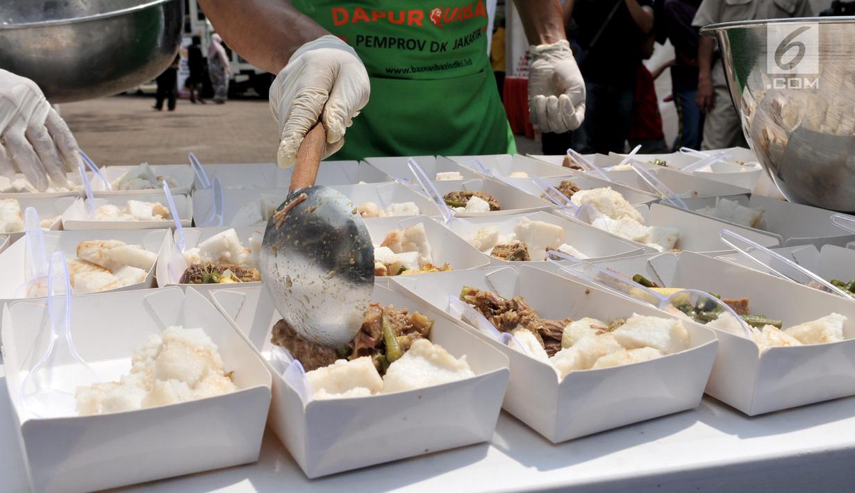 Juru masak menata daging kurban ala hotel bintang lima dalam wadah saat peluncuran Dapur Kurban di Monas, Jakarta, Senin (12/8/2019). Sebanyak 5.000 kotak daging kurban olahan juru masak profesional akan dibagikan kepada warga menengah ke bawah di Jakarta. (merdeka.com/Iqbal Nugroho)