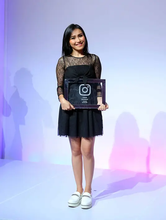 Ayu berharap kedepan lebih banyak lagi fitur menariknya. Hal itu guna memberikan yang terbaik buat netizen. Ucapan rasa syukur dan terima kasih juga disampaikan kepada pengikutnya balajaer--julukan fans Ayu Ting Ting. (Nurwahyunan/Bintang.com)