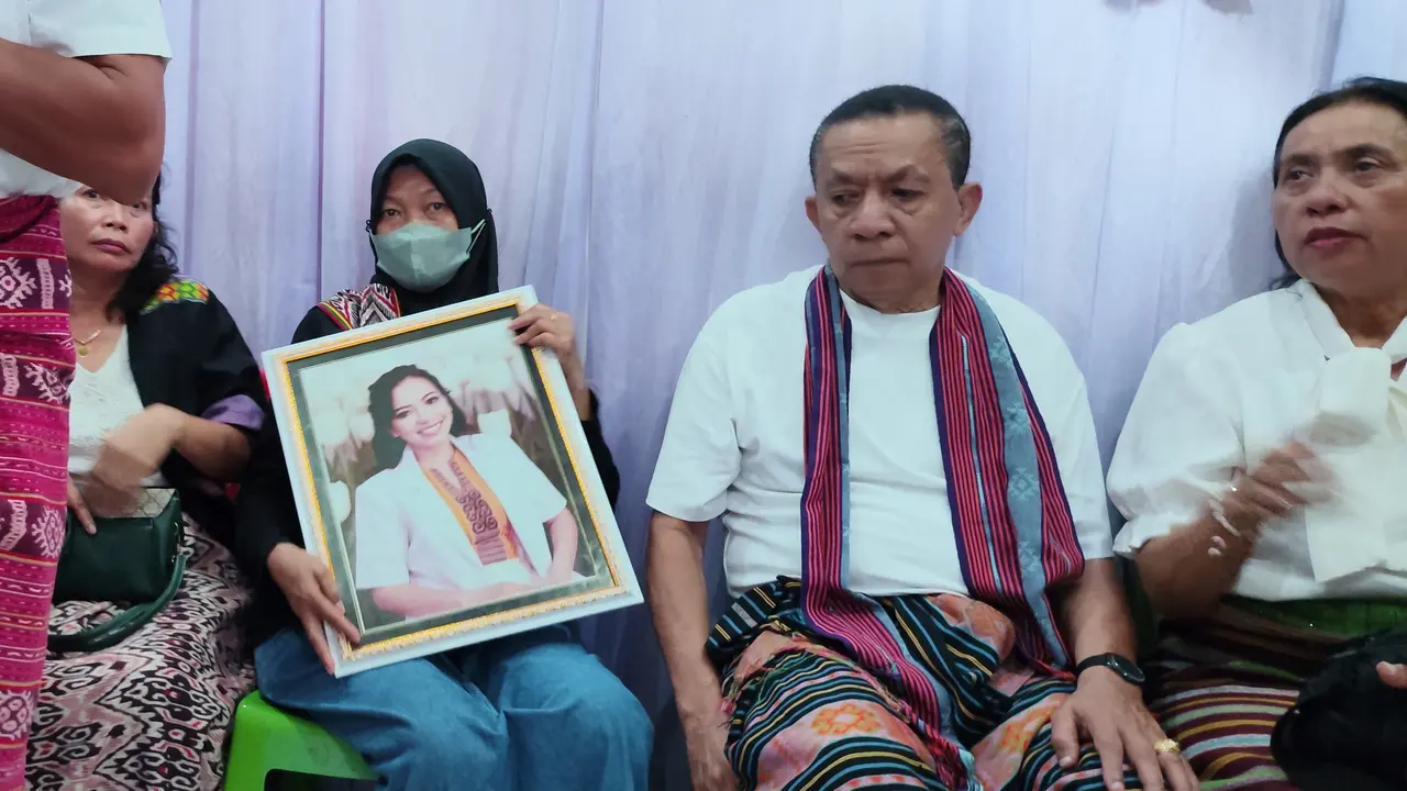 Foto Dokter Icha Dalam Pelukan Keluarga