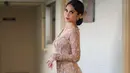 Kebaya panjang dengan nuansa nude, menghadirkan kesan romantis pada tampilan Zize.   [@azizahsalsha_].