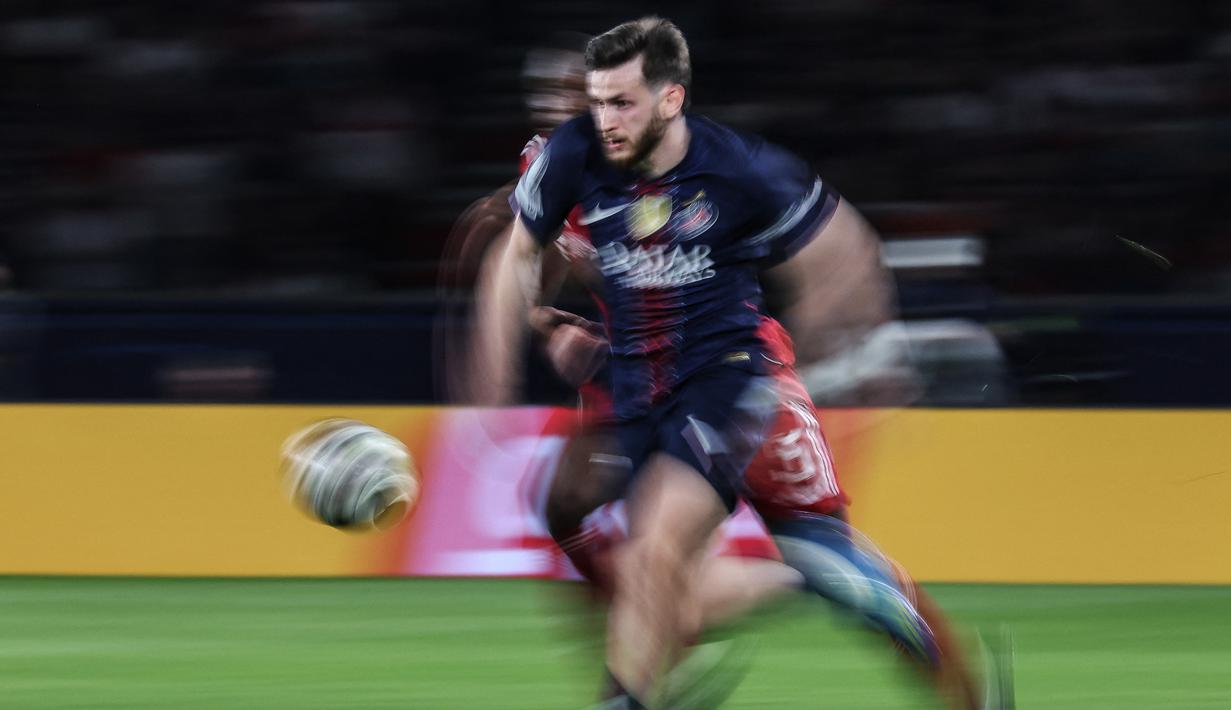 Dalam laga PSG vs Liverpool, Kvaratskhelia kembali menjadi elemen penting di lini serang. Ia tampil lebih dominan pada babak kedua dengan sejumlah peluang berbahaya. (AFP/Anne-Christine)