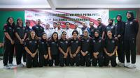 Pengurus PBVSI, Pemain, dan Pelatih Timnas Voli Putri Indonesia berfoto bersama saat acara pelepasan Timnas Voli Indonesia untuk SEA Games 2023 di Padepokan Voli Jenderal Polisi Kunarto, Sentul, Sabtu (29/04/2023). (Bola.com/Bagaskara Lazuardi)