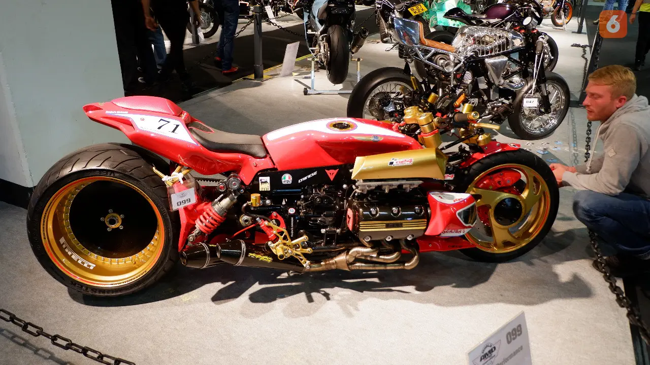 Modifikasi motor ini memadukan warna merah dan emas