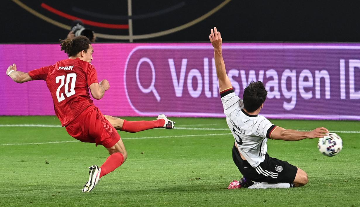 Kedudukan 1-0 ini cukup lama, tetapi tak sampai peluit akhir pertandingan. Pada menit ke-71 Yussuf Poulusen berhasil menyamakan kedudukan dengan memanfaatkan umpan terobosan dari Thomas Delaney. Gol Poulusen membuat kedudukan satu sama. (Foto: AFP/Pool/Frederico Gambarini)