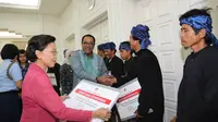 Herawati Boediono Bantu Suku Baduy dalam Membatik &amp; Menenun