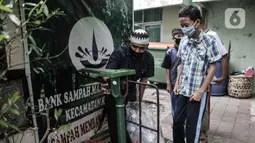 Gus In menimbang sampah anorganik di Bank Sampah Majelis Taklim, Jakarta, Rabu (12/8/2020). Pendiri Bank Sampah Majelis Taklim, Solihin atau Gus In memberikan fasilitas WiFi untuk menunjang pembelajaran jarak jauh bagi siswa-siswi kurang mampu di wilayah Koja. (merdeka.com/Iqbal S. Nugroho)