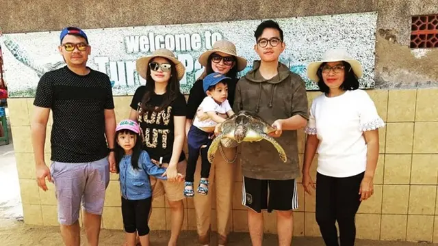 Jarang Tersorot, Ini 6 Potret Ibu Kandung Selvi Ananda Mertua Gibran
