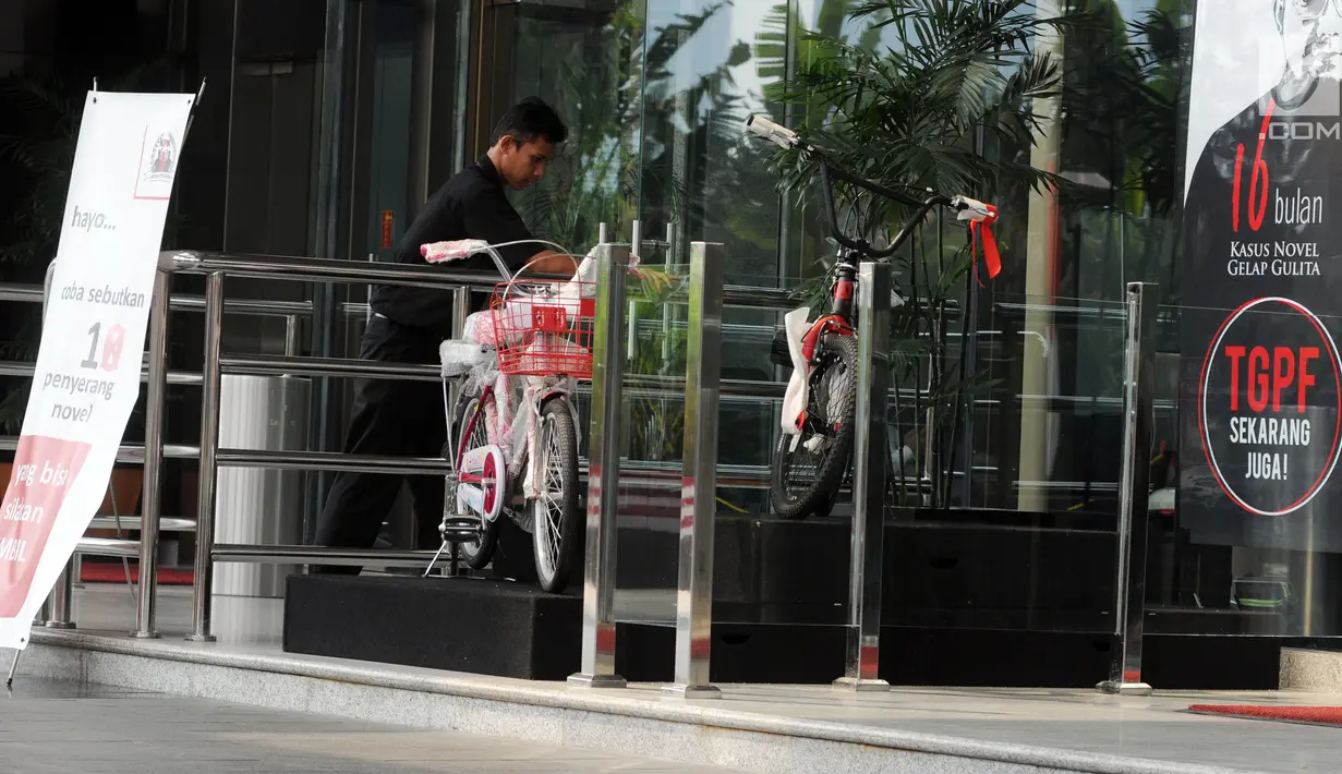Sebuah sepeda sebagai hadiah pada sayembara kasus penyiraman air keras terhadap penyidik Novel Baswedan di lobi Gedung KPK, Jakarta, Senin (6/8). Sayembara diinisiasi wadah kepegawaian KPK setelah 16 bulan kasus ini berlalu. (Merdeka.com/Dwi Narwoko)