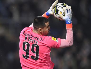Di tengah masa depan David De Gea yang belum menentu saat kontraknya bersama Manchester United akan segera habis pada 30 Juni 2023, kiper asal Spanyol tersebut malah makin sering membuat blunder di akhir musim 2022/2023. Kondisi ini makin menguatkan sinyal bahwa MU akan berburu pengganti David De Gea dalam waktu dekat menjelang musim 2023/2024 bergulir. Salah satu incaran Setan Merah adalah kiper milik FC Porto, Diogo Costa. Seperti apa sepak terjang kiper asal Portugal tersebut? Simak uraiannya berikut ini. (AFP/Miguel Riopa)