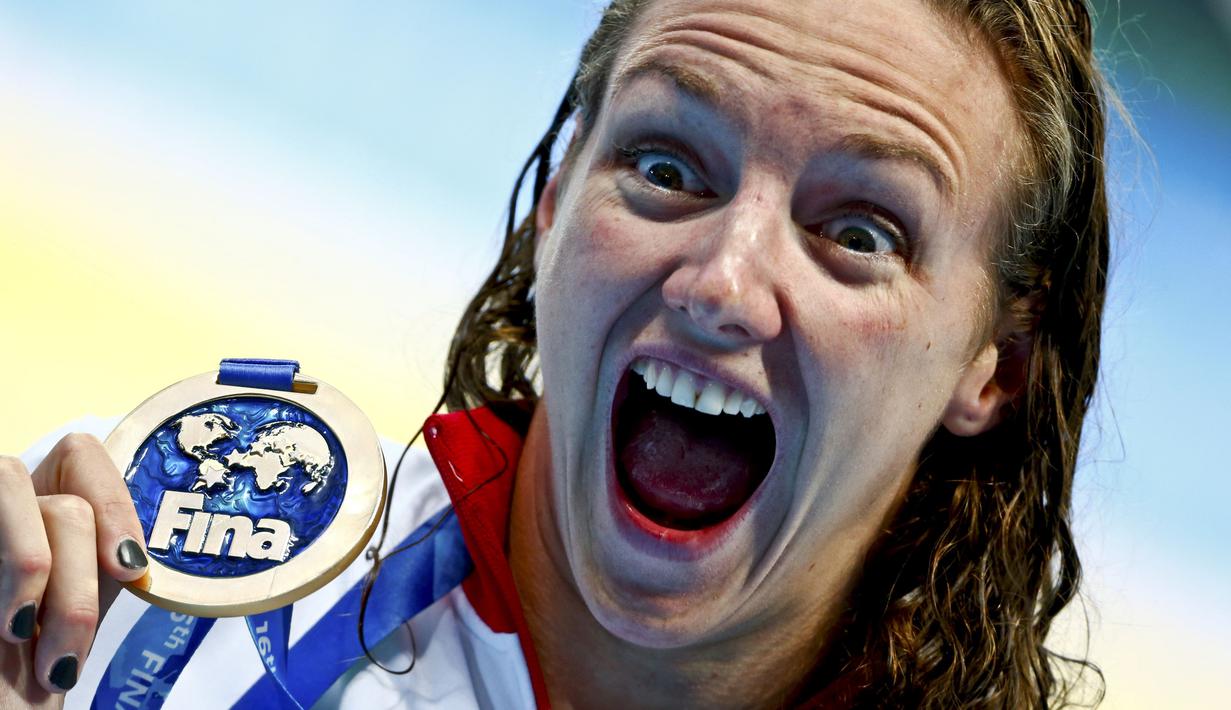 Perenang Hungaria, Katinka Hosszu memamerkan medali emas yang diraihnya di nomor 200m gaya ganti putri Kejuaraan Dunia Akuatik 2015 di Kazan, Rusia. (3/8/2015). (Reuters/Hannibal Hanschke).