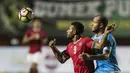 Striker Timnas Indonesia, Marianus Wanewar, dijaga ketat bek Puerto Rico, Emmanuel D'Andrea, saat laga persahabatan di Stadion Maguwoharjo, Sleman, Selasa (13/6/2017). Kedua negara bermain imbang 0-0.(Bola.com/Vitalis Yogi Trisna)