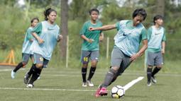 Pemain Timnas wanita Indonesia, Rahma Wulan Aprilia, menggiring bola saat seleksi pemain di Lapangan Sawangan, Depok, Selasa (6/3/2018). 40 pemain mengikuti Seleksi untuk Asian Games dan Piala AFF Wanita 2018. (Bola.com/M Iqbal Ichsan)