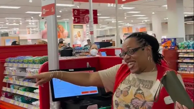 inyorita Esperanza Ajak Kasir Nyanyi, Hibur Semua Orang Di Supermarket Amerika