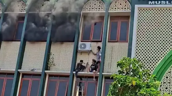 Penyelamatan Dramatis Tiga Anak Yatim Piatu Terjebak Kebakaran