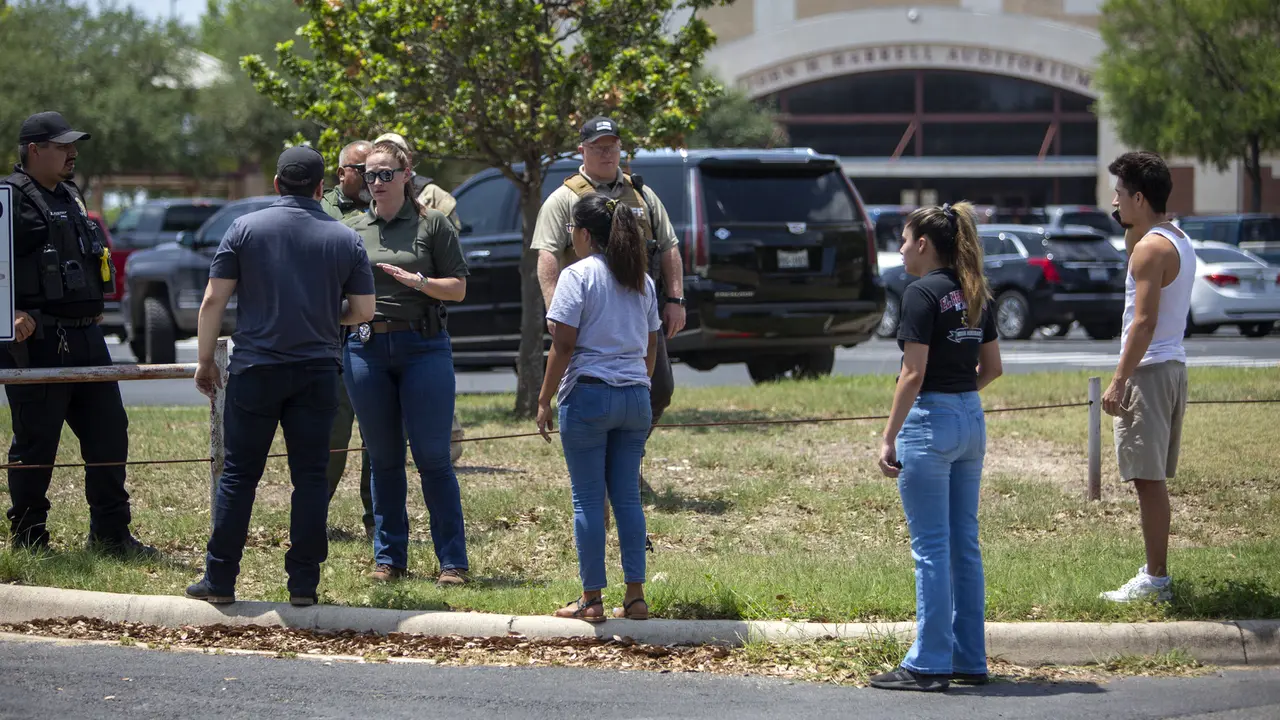 FOTO: Penembakan Sekolah Dasar di Texas, 14 Murid dan 1 Guru Tewas
