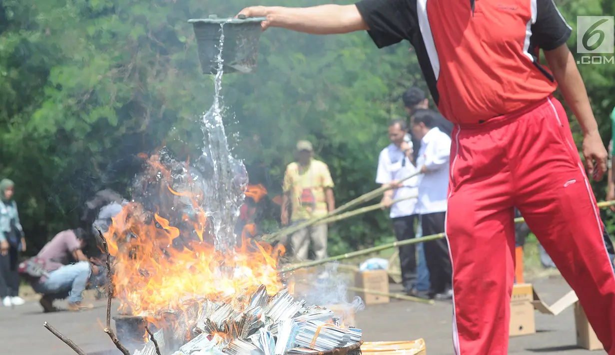 Proses pemusnahan E-KTP rusak di Gudang Kemendagri di Bogor, Jabar, Rabu (19/12). E-KTP rusak yang dimusnahkan ini berasal dari seluruh Indonesia. (Merdeka.com/Arie Basuki)