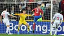 Bek Ceko, Ondrej Celustka, berusaha membobol gawang Inggris pada laga Kualifikasi Piala Eropa 2020 di Stadion Sinobo Arena, Prague, Sabtu (11/10). Ceko menang 2-1 atas Inggris. (AFP/Joe Klamar)