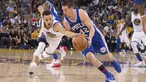 Pemain Warriors, Stephen Curry (30)mencoba merebut bola dari pemain Philadelphia 76ers, T.J. McConnell (12) pada lanjutan NBA di Oracle Arena, Minggu (27/3/2016). Warriors menang atas 76ers 117-105. (Mandatory Credit: Kyle Terada-USA TODAY Sports)