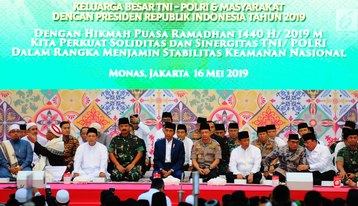 Presiden Joko Widodo bersama Panglima TNI Marsekal Hadi Tjahjanto dan Kapolri Jenderal Tito Karnavian saat menghadiri buka puasa bersama dengan Keluarga Besar TNI - Polri dan Masyarakat di Lapangan Monas, Jakarta, Kamis (16/5/2019). (Liputan6.com/Angga Yuniar)
