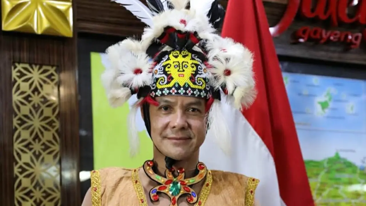 Lengkapi diri dengan Mandau, Gubernur Jateng Ganjar Pranowo tampil unik kenakan pakaian suku Suku Kenya. (Foto: Liputan6.com/Felek Wahyu)