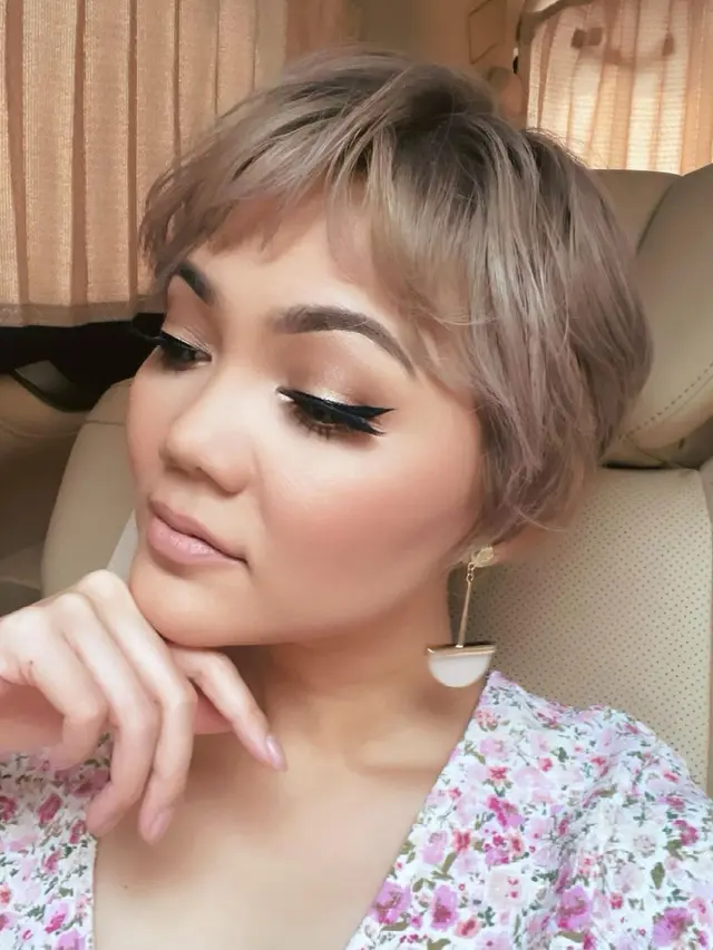 6 Potret Terbaru Rina Nose dengan Rambut Super Pendek, Bikin Pangling