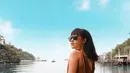 Pemilik nama asli Cita Rahayu ini tampil menawan berbaur dengan birunya langit dan air laut di sekitar Pulau Labengki. Berbalut mini dress cokelat, wanita kelahiran Bandung, 14 Agustus 1994 ini disebut mirip dengan Lisa Blackpink. (Liputan6.com/IG/@cita_citata)