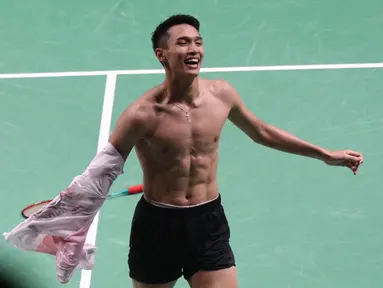 Tunggal putra Indonesia, Jonatan Christie merayakan kemenangan atas pemain Chinese Taipei Chou Tienchen di final bulutangkis perseorangan Asian Games 2018, Istora GBK, Jakarta, Selasa (28/8). Jonatan Christie unggul 2-1. (Liputan6.com/Helmi Fithriansyah)