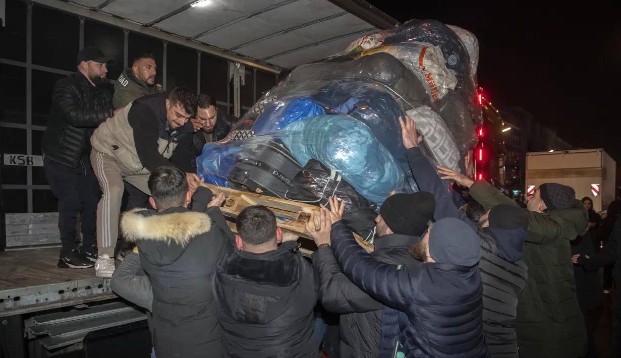 Pasokan bantuan untuk korban gempa bumi di Turki dan Suriah dimuat ke dalam truk di Turmstrsse di Moabit, di Berlin, Jerman, Senin, 6 Februari 2023. Anggota komunitas Turki di Berlin mengumpulkan berton-ton bantuan dalam beberapa jam. (Paul Zinken/dpa via AP)