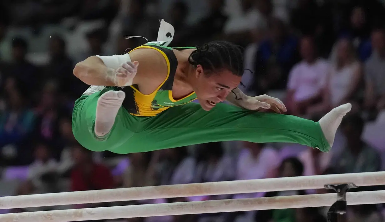 Kejuaraan Dunia Senam Artistik 2025 resmi dimulai di Jakarta pada Minggu 19 Oktober 2025. Tampak dalam foto, Clayton Bell dari Jamaika berkompetisi di alat palang sejajar saat Kejuaraan Dunia Senam Artistik ke-53 di Jakarta, Minggu 19 Oktober 2025. (AP Photo/Dita Alangkara)