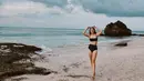 Bikini two piece warna hitam jadi pilihan Natasha Ryder untuk ke pantai. [@natasharyder].