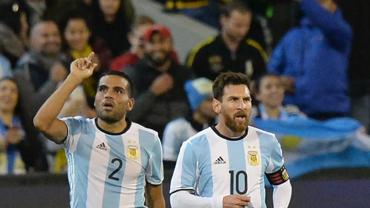 Bek Argentina, Gabriel Mercado (kiri), merayakan gol dengan Lionel Messi pada pertandingan persahabatan melawan Brasil di Melbourne Cricket Ground, Jumat (9/6/2017). Argentina menang 1-0. 
