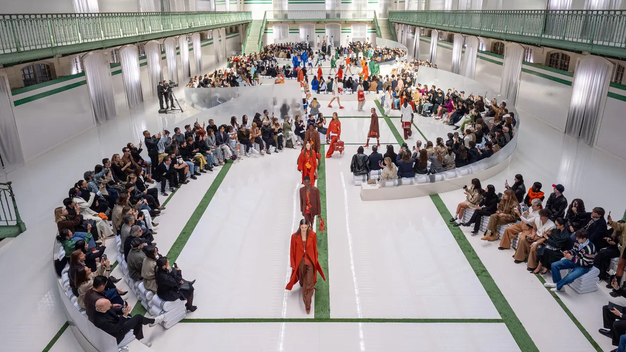 Demo Koleksi Spring/Summer Lacoste 2026, Hall Eiffel Disulap Jadi Instalasi Ruang Loker