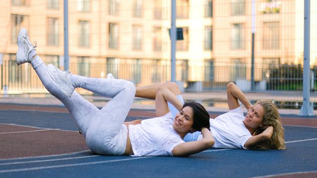 Ilustrasi bicycle crunch, pemanasan, olahraga