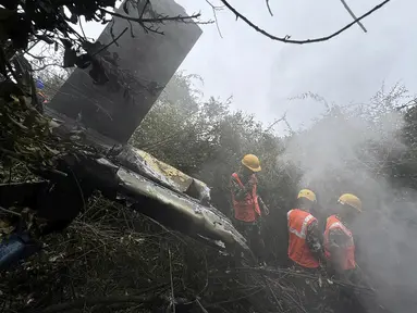 Tim penyelamat bekerja di lokasi jatuhnya helikopter di kawasan Suryachaur, barat laut Kathmandu, Nepal, Rabu (7/8/2024). (AP Photo/Nirajan Shrestha)