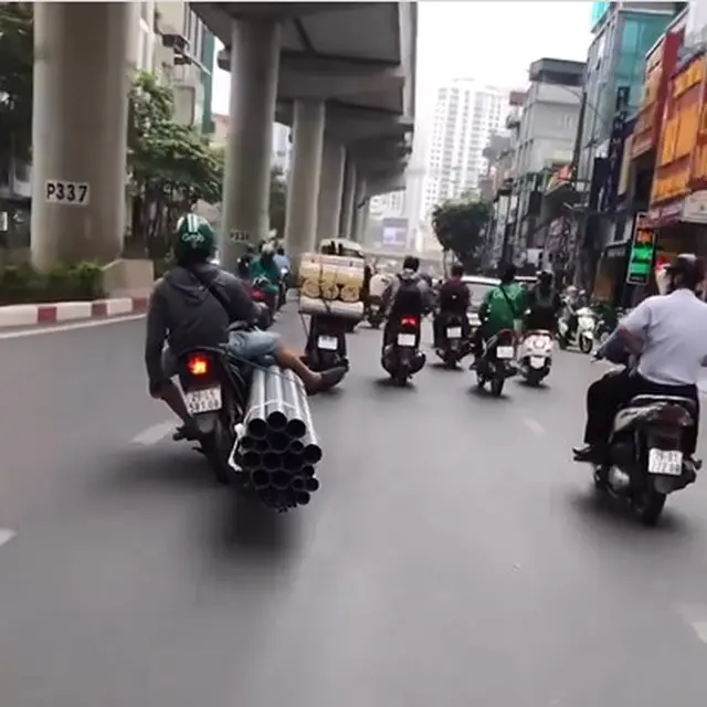 6 Potret Nyeleneh Bawa Pipa Panjang Pakai Motor, Bikin Pengendara Susah Lewat