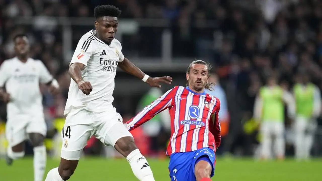 Aurelien Tchouameni berebut bola dengan Antoine Griezmann dalam laga La Liga antara Real Madrid vs Atletico Madrid, Minggu 9 Februari 2025. (c) AP Photo/Manu Fernandez