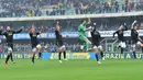 Pemain Juventus merayakan kemenangan atas Chievo dalam lanjutan Serie A Italia di Stadion Marc'Antonio Bentegodi, Minggu (31/1/2016). (AFP/Giuseppe Cacace)