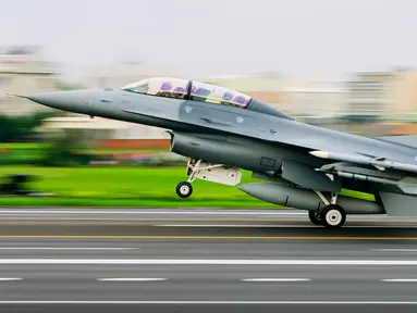 Pesawat jet tempur tipe F-16 buatan AS milik Angkatan Udara Taiwan melakukan pendaratan di jalan raya dalam rangkaian latihan militer "Han Kuang" di wilayah selatan Changhua, Selasa (27/5/2019). Latihan perang itu sebagai simulasi untuk mengantisipasi serangan China. (Military News Agency via AP)